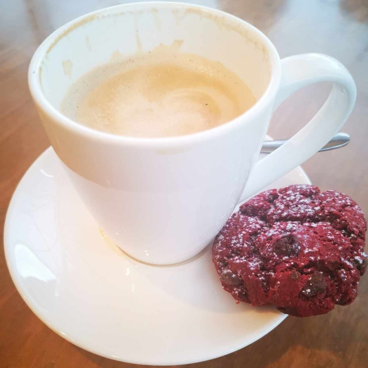 Capuccino con galleta red velvet y chocolate