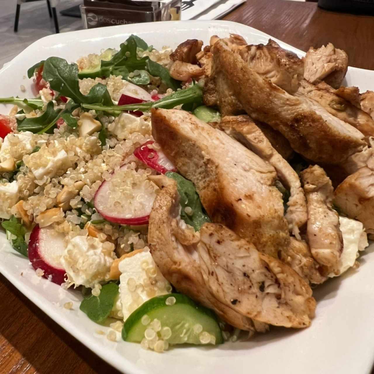 Ensalada de quinoa verde con pollo