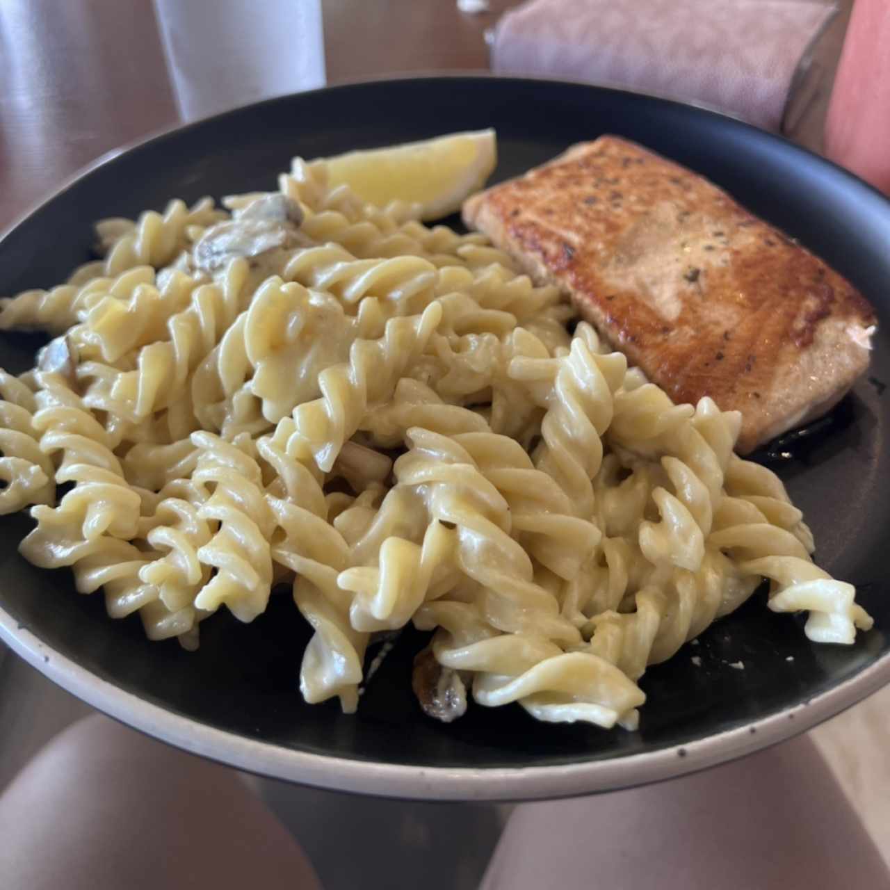 Salmón con Pasta en Salsa Blanca Francesa