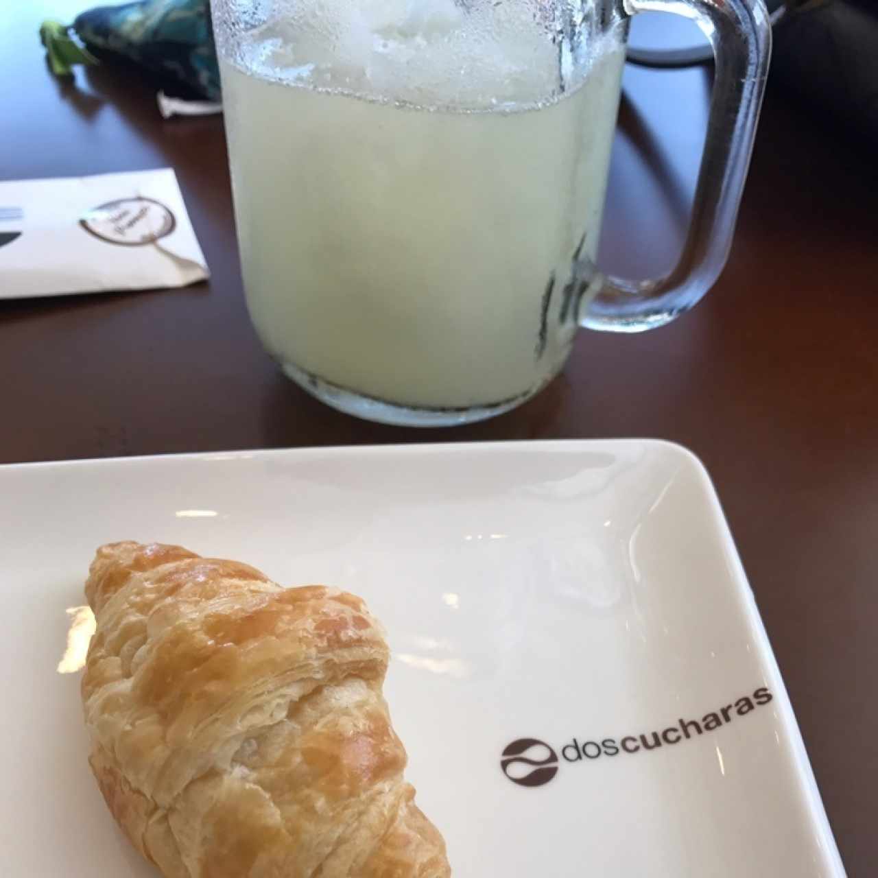limonada (sin azucar) y mini croissant