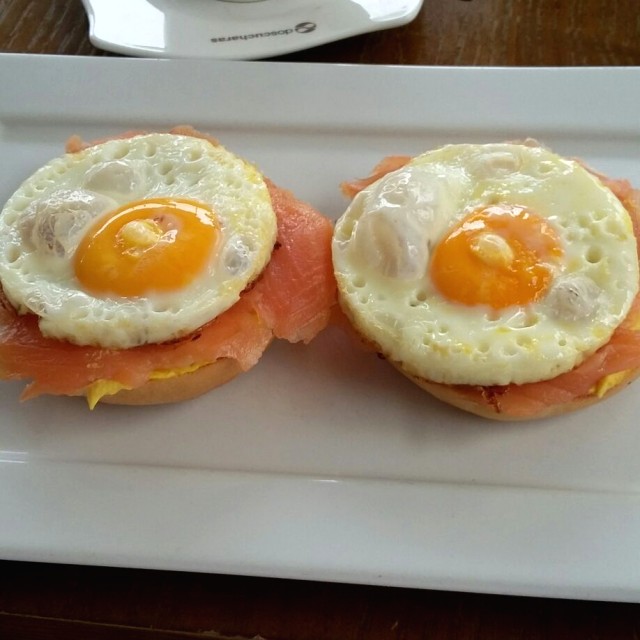 Huevos Benedictos Sobre Pan Bagel y Salmon.