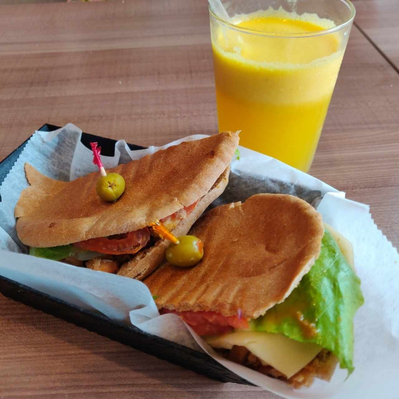 Sandwich Teriyaki Grilled Chicken con Pan Pita integral + Jugo de Maracuja.