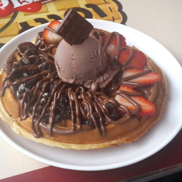 Waffle con Nutella mitad fresas mitad oreo ????