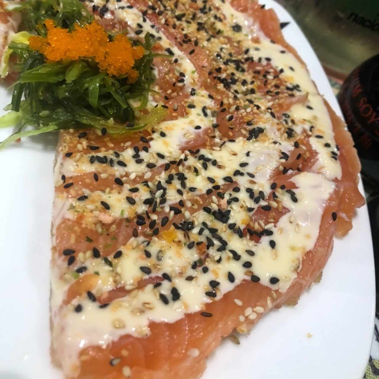 Sushi pizza de salmón