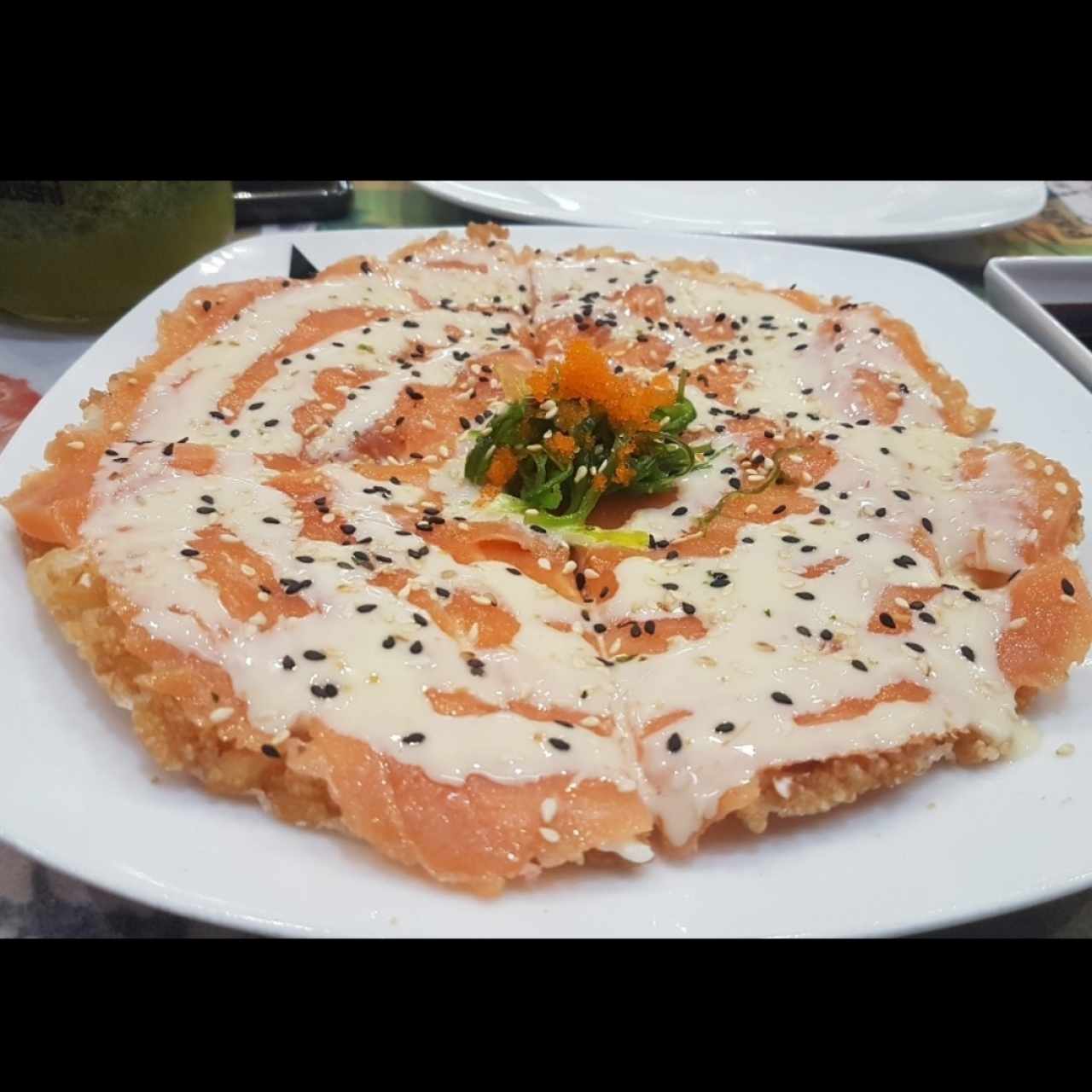 Sushi pizza de salmón