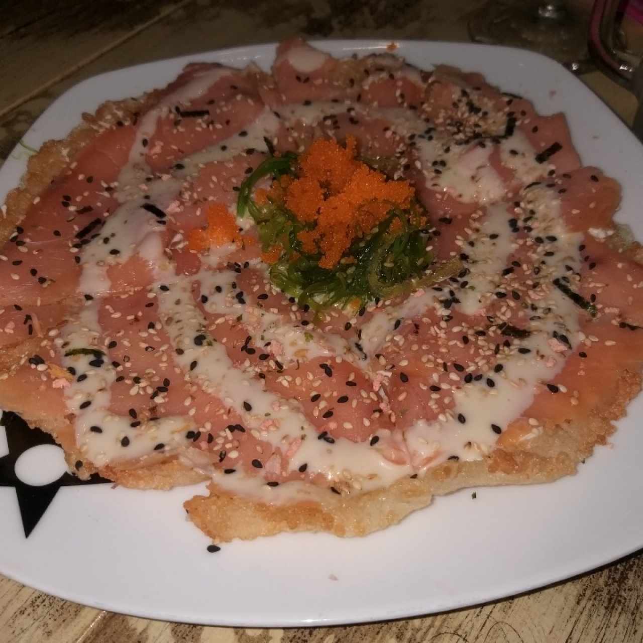 Sushi pizza de salmón