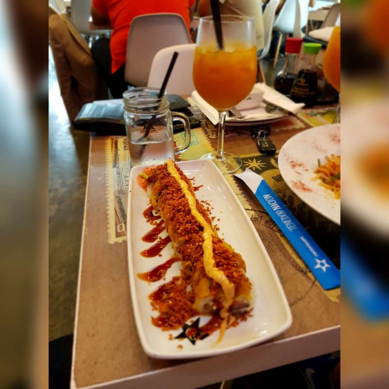 Godzilla Roll + Sangría de Mango