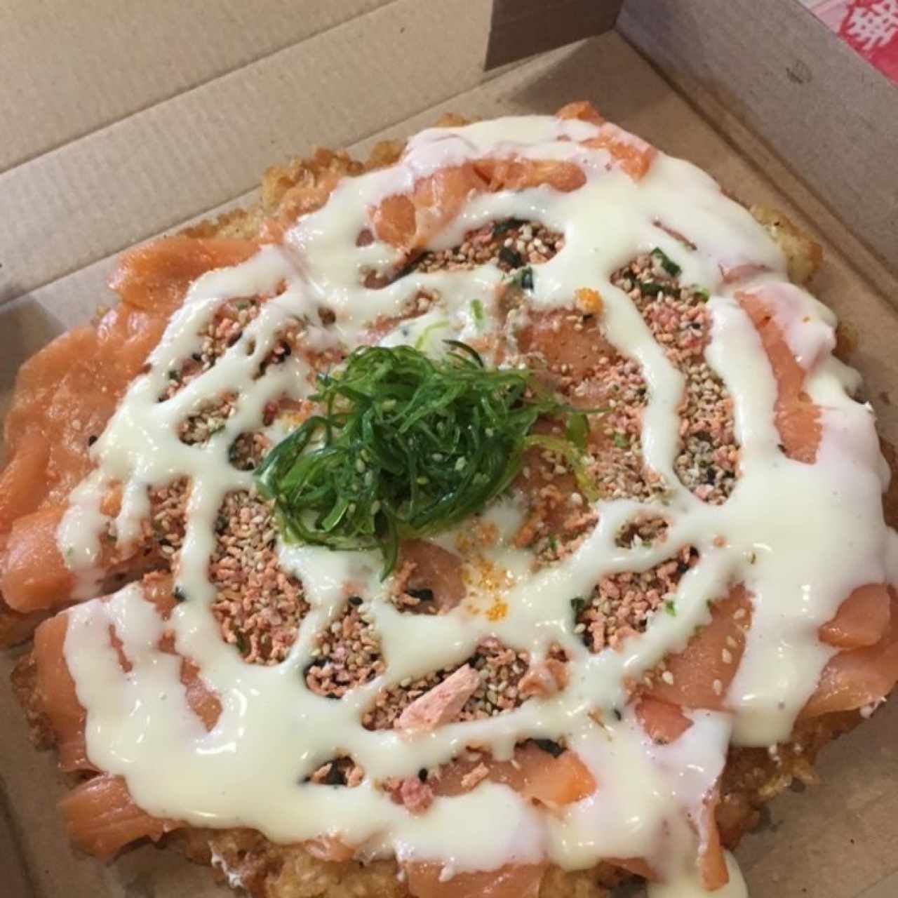 Sushi pizza de salmón