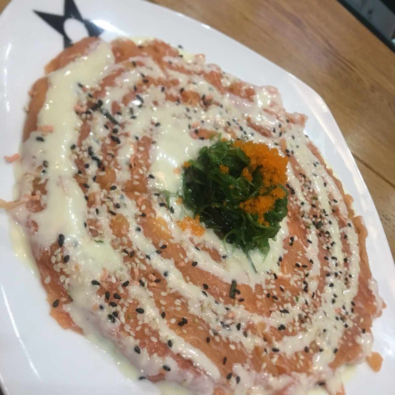 Sushi pizza de salmón