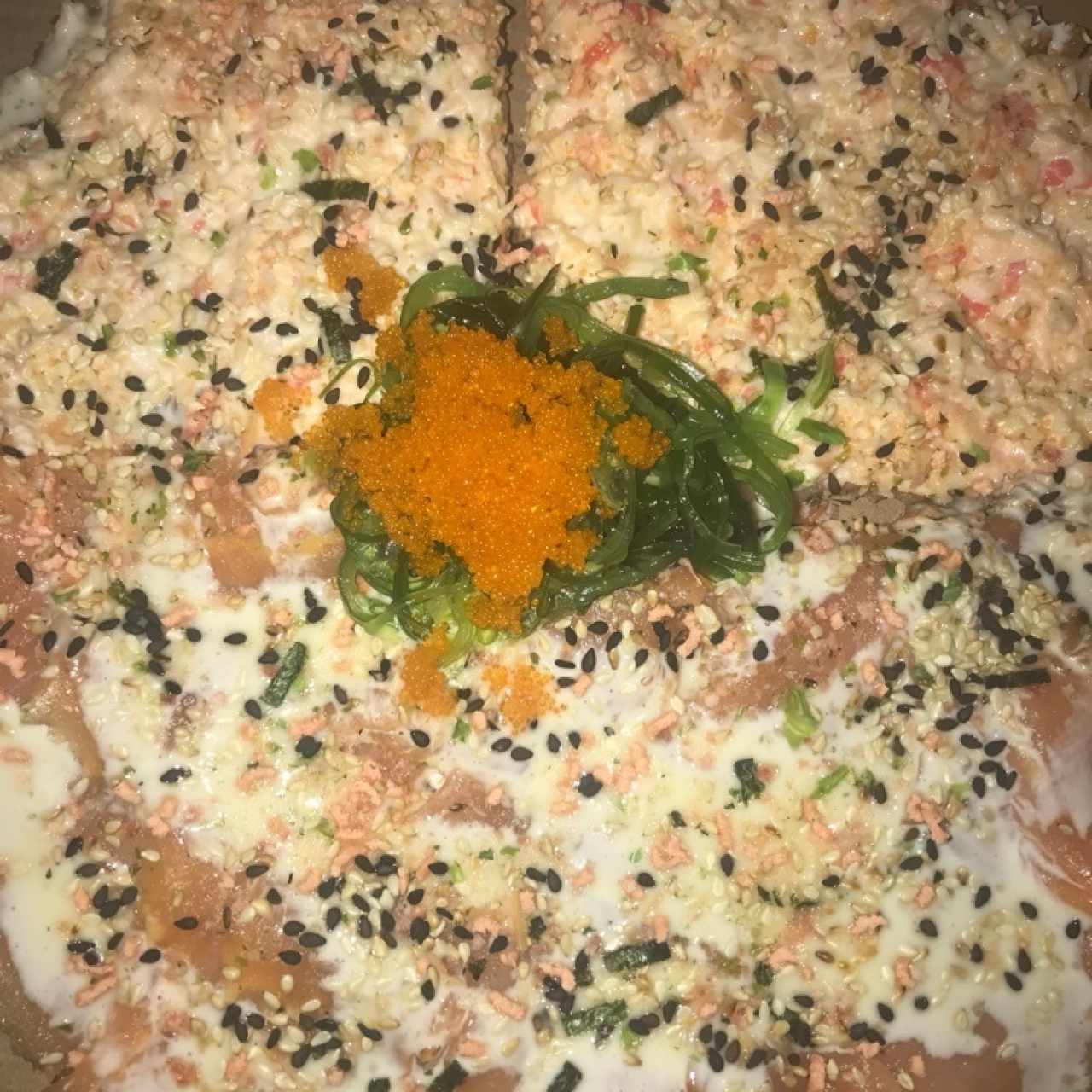 sushi pizza de salmon ahumado y cangrejo