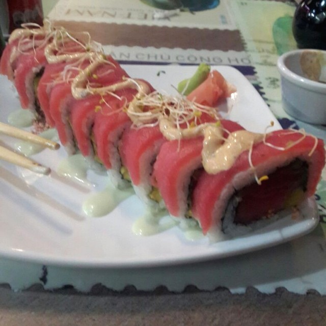 Mao Tse Roll. Atun fuera y dentro. Aguacate. Mayonesa de wasabi. 