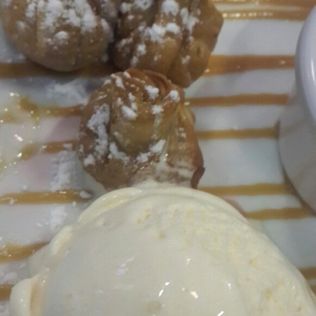 Wontons de queso y dulce de leche con helado