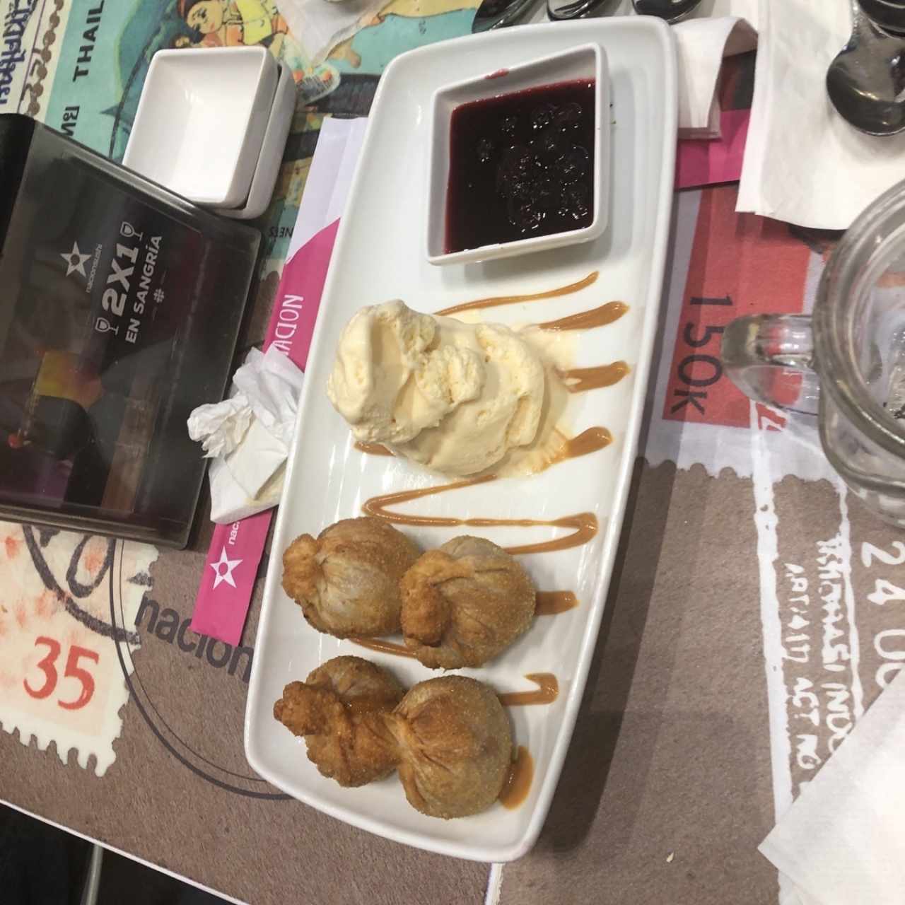 Wontons de queso y dulce de leche con helado