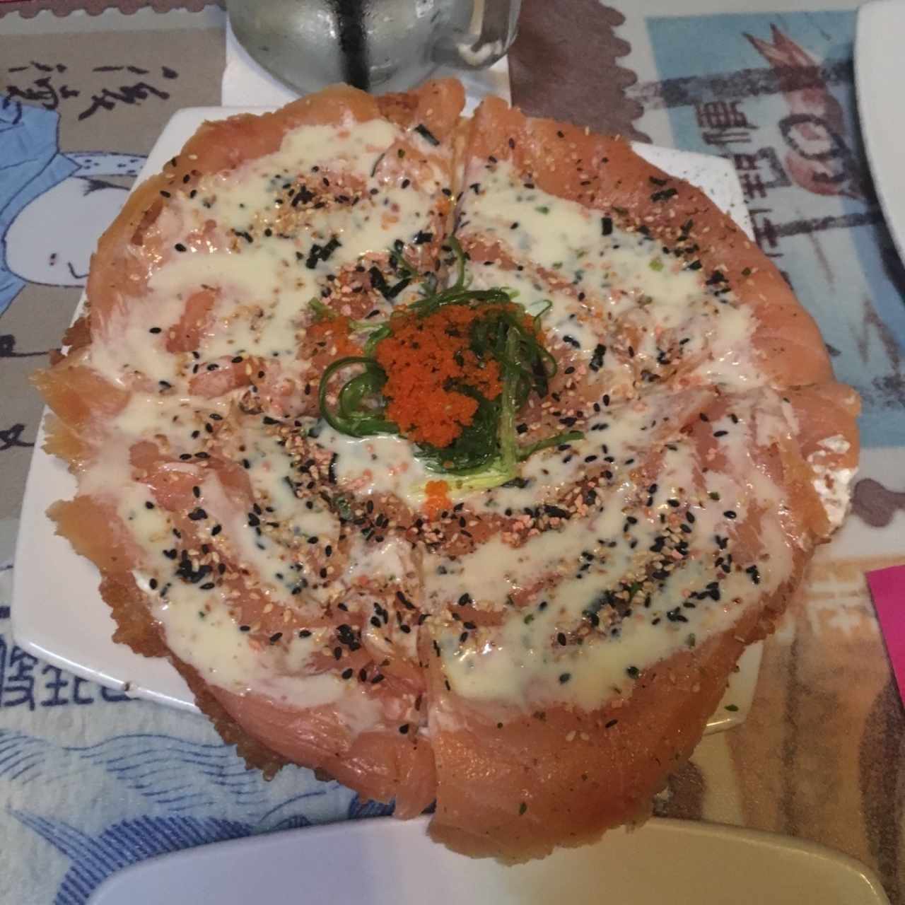 Sushi pizza de salmón