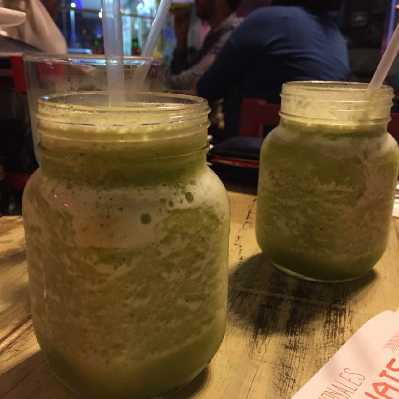 Jugo de piña, naranja y albahaca