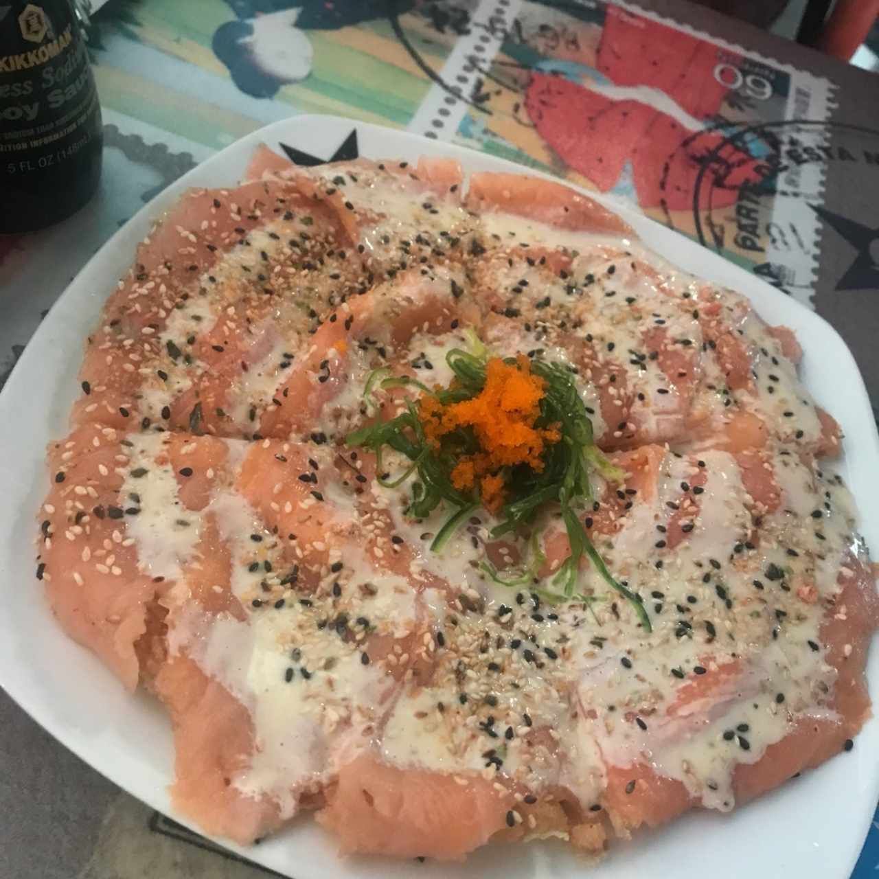 Sushi pizza de salmón