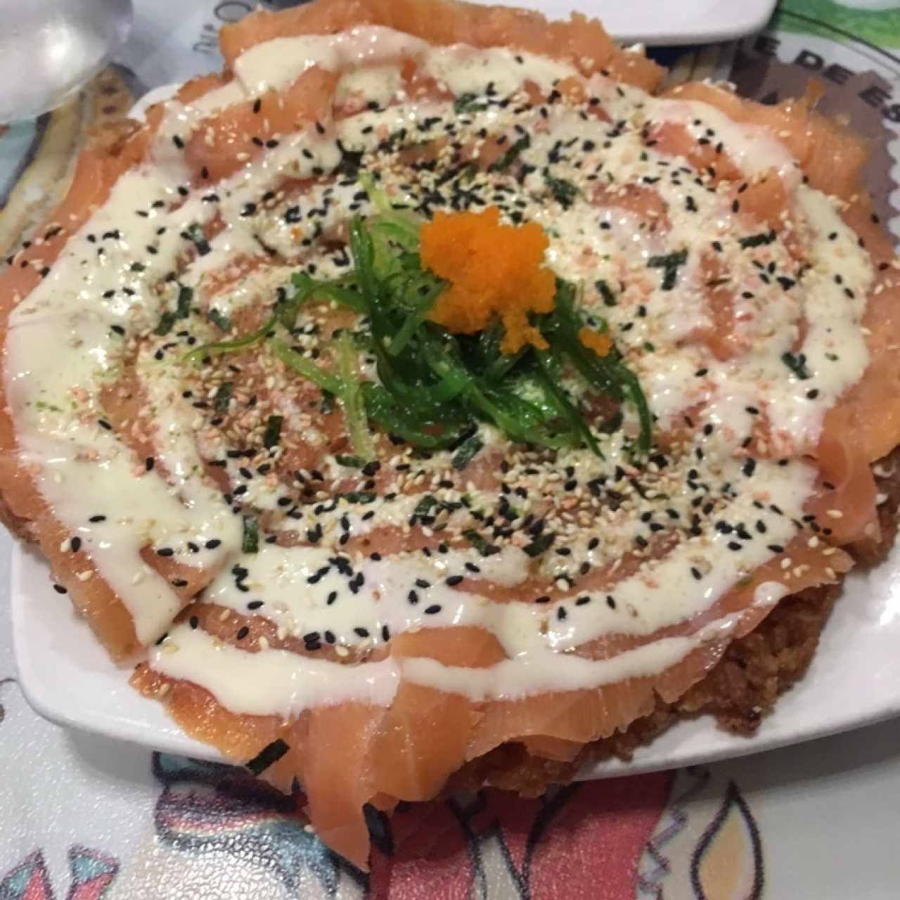 Sushi pizza de salmón