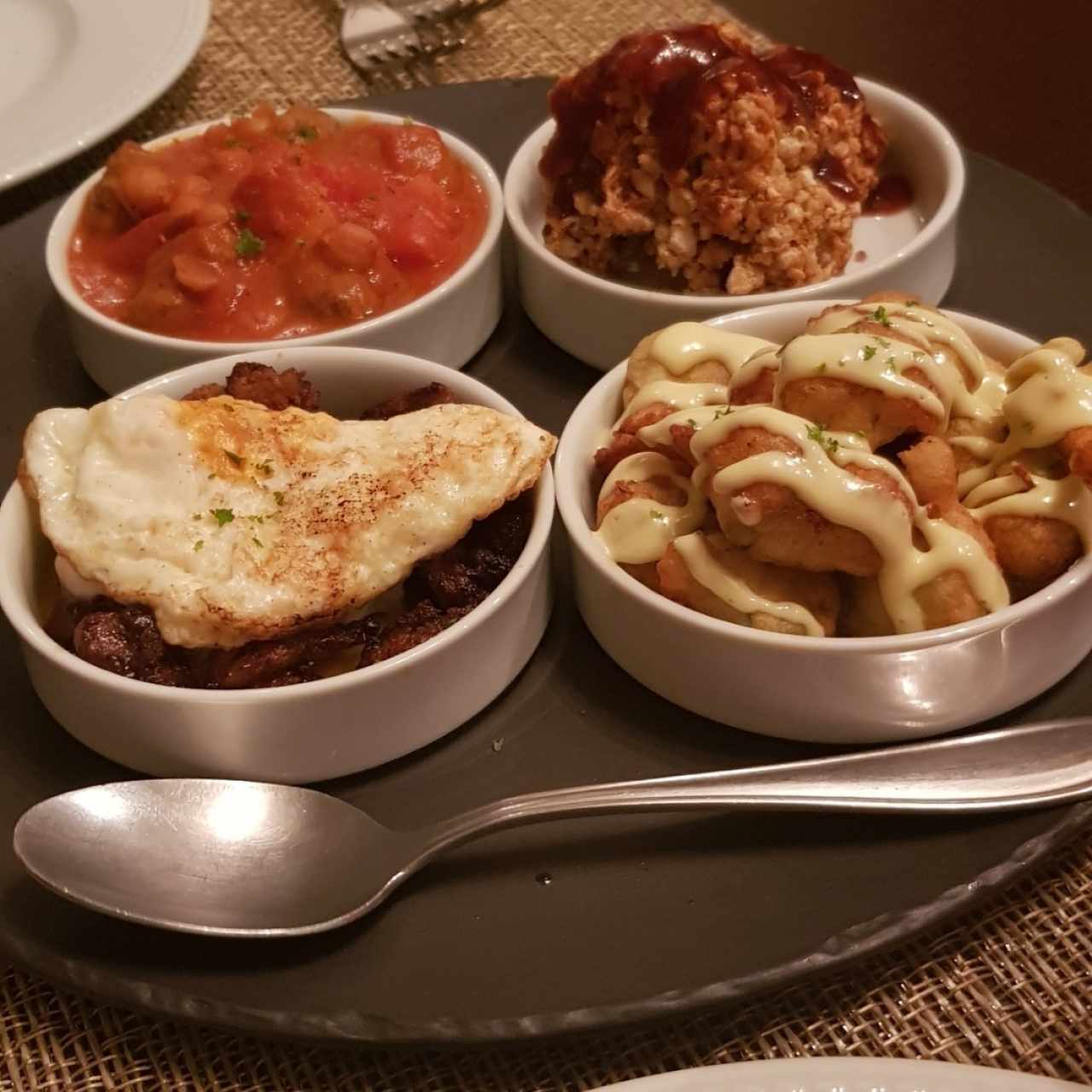 picadillo de cerdo, albóndigas de cordero, papas bravas, langostinos tempura
