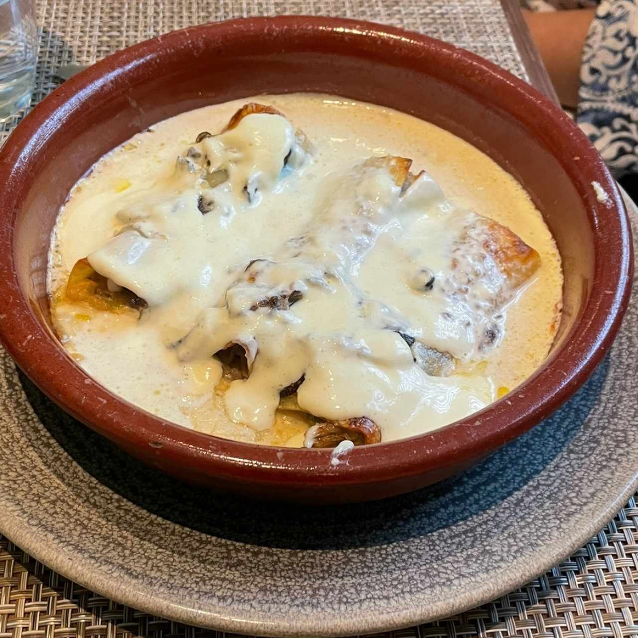 Canelones de cochinillo gratinados, bechamel de criminis