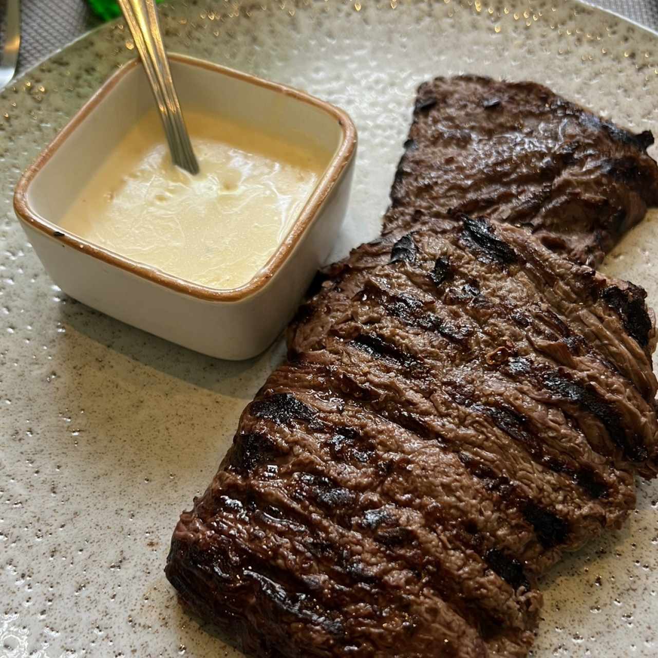 Filete de res 8 Oz, al grill, salsa pimienta o mostaza Dijon