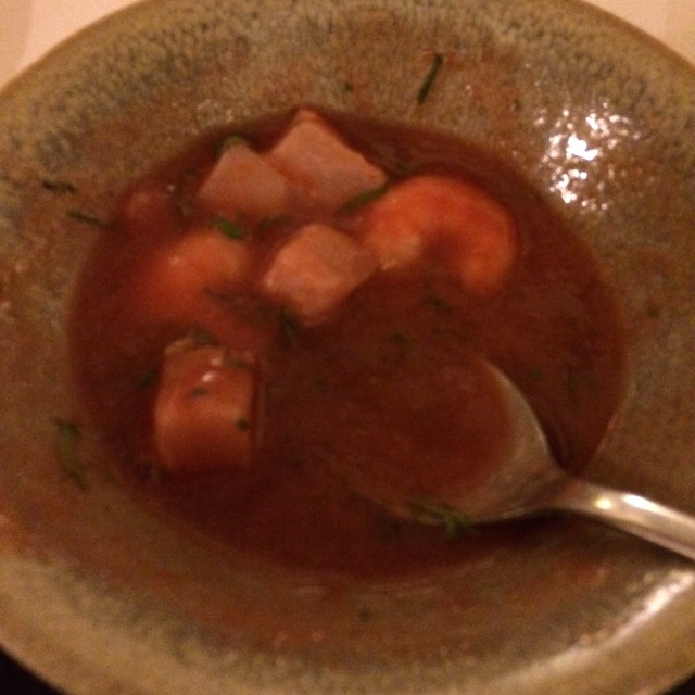 Ceviche de róbalo, camarón, cilantro y tomate de árbol