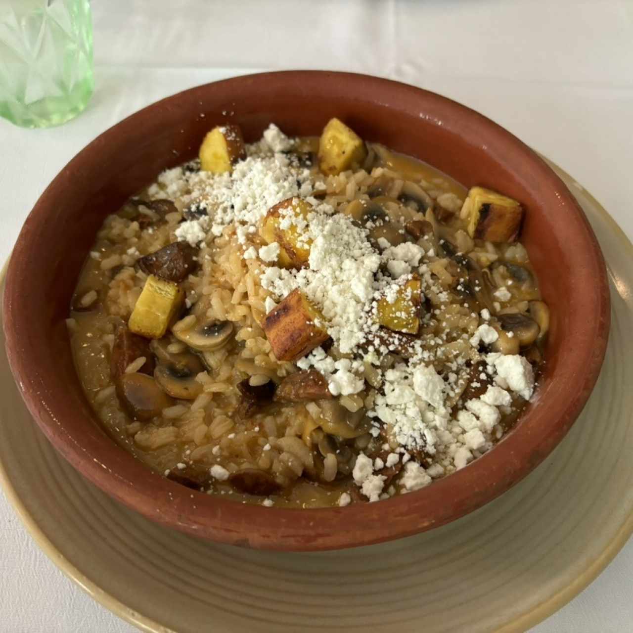 Risotto de Hongos, chorizo español, tajada y queso feta