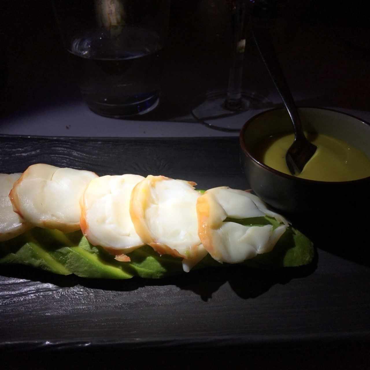 Ensalada de Langosta, perfectamente cocida, y Aguacate, con el aderezo aparte.