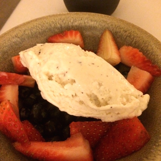 Frutas con helado de coco