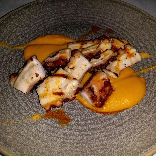 Pulpo con hummus de alubias blancas y aceite de pimentón 