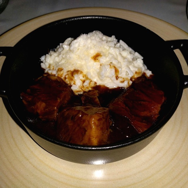 Short rib en salsa de malta con risotto parmesano