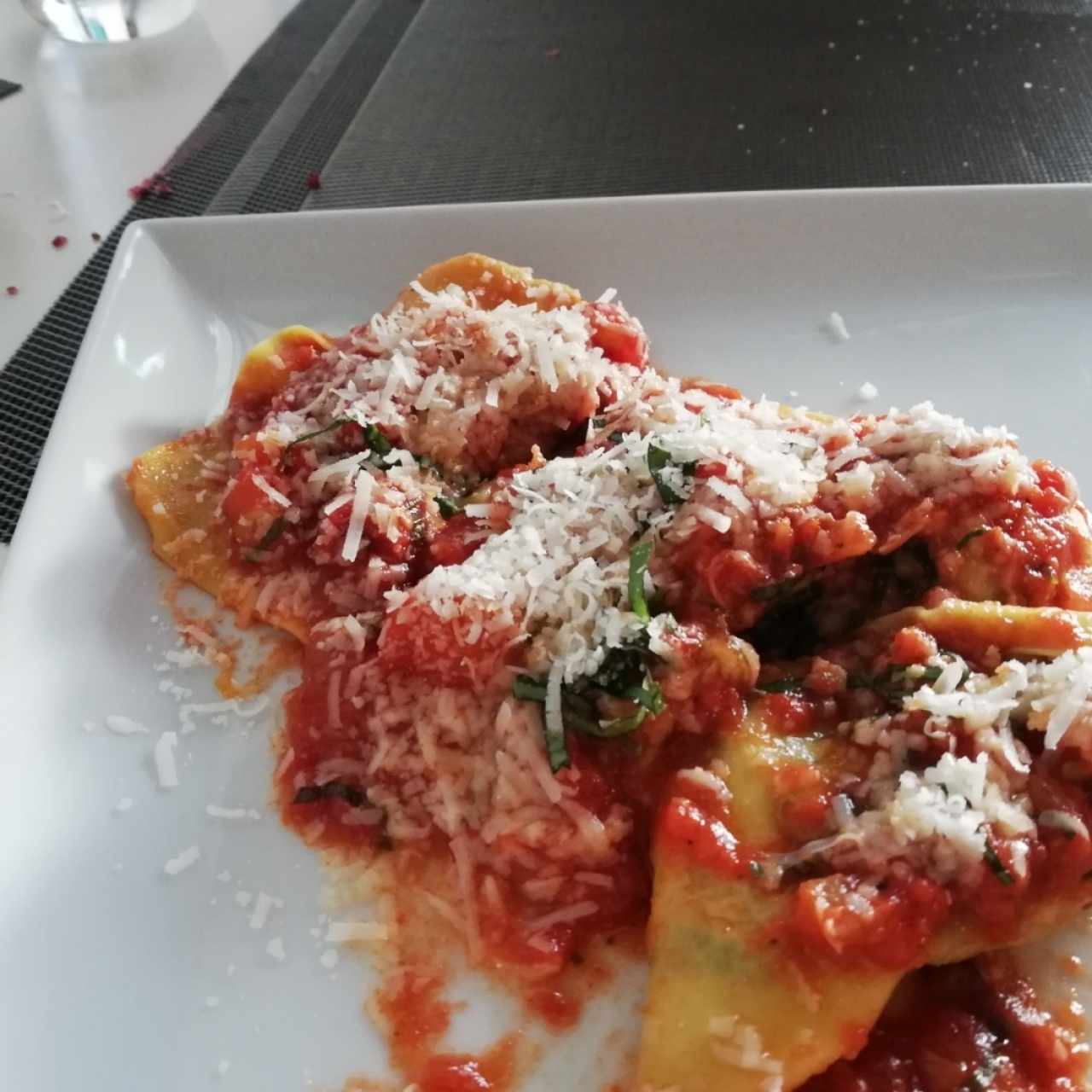 raviolis con espinaca con tomate fresco