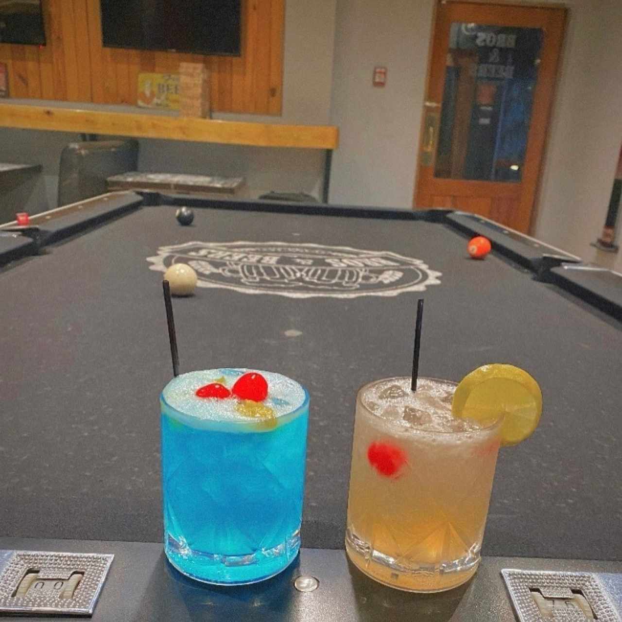 me encantan este tipo de lugares para tomar unos tragos y jugar billar.