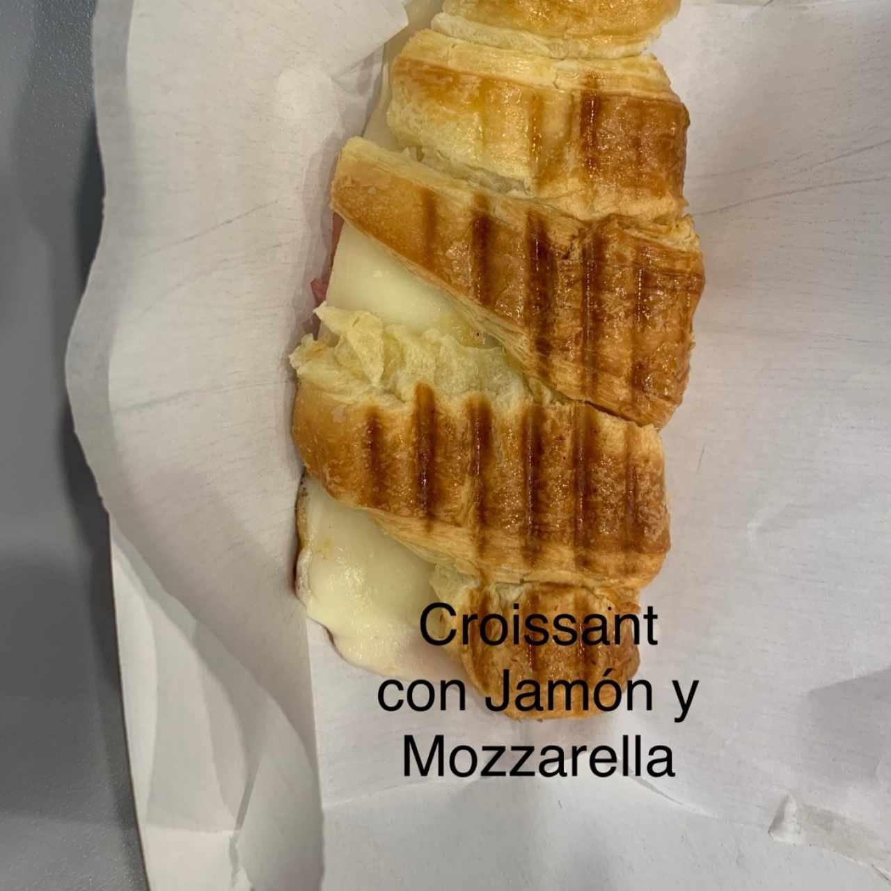 Croissant con Jamón y Mozzarella