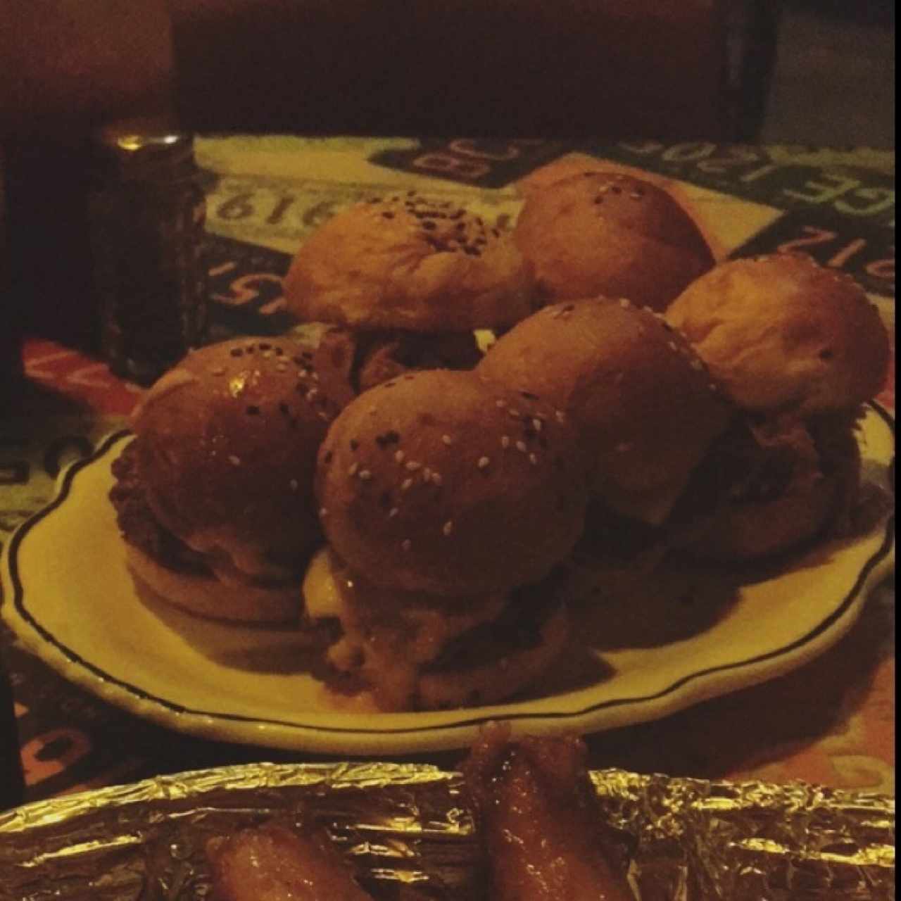 Sliders (mini hamburguesas, 3 de puerco y 3 de carne)