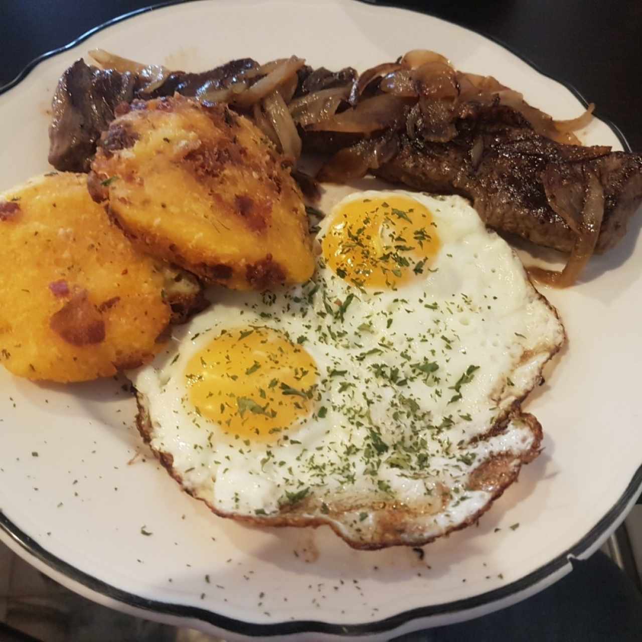 Filete Encebollado con tortillas preñas