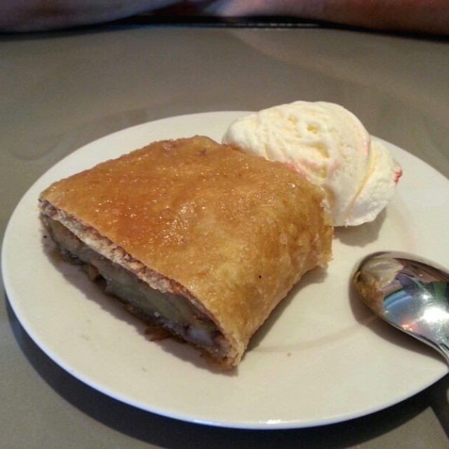 Strudel de manzana con  helado de vainilla