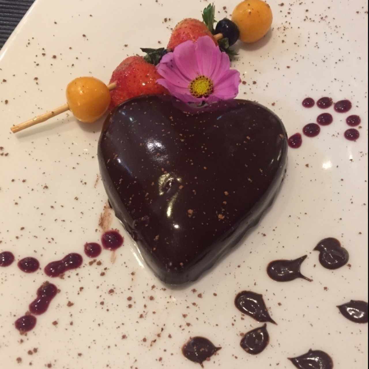 Mousse de chocolate y fresas para San Valentín.
