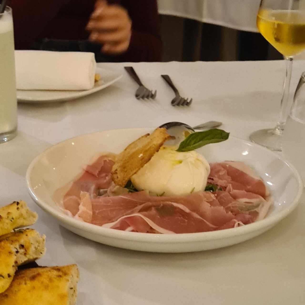 Antipasti - Burrata con prosciutto