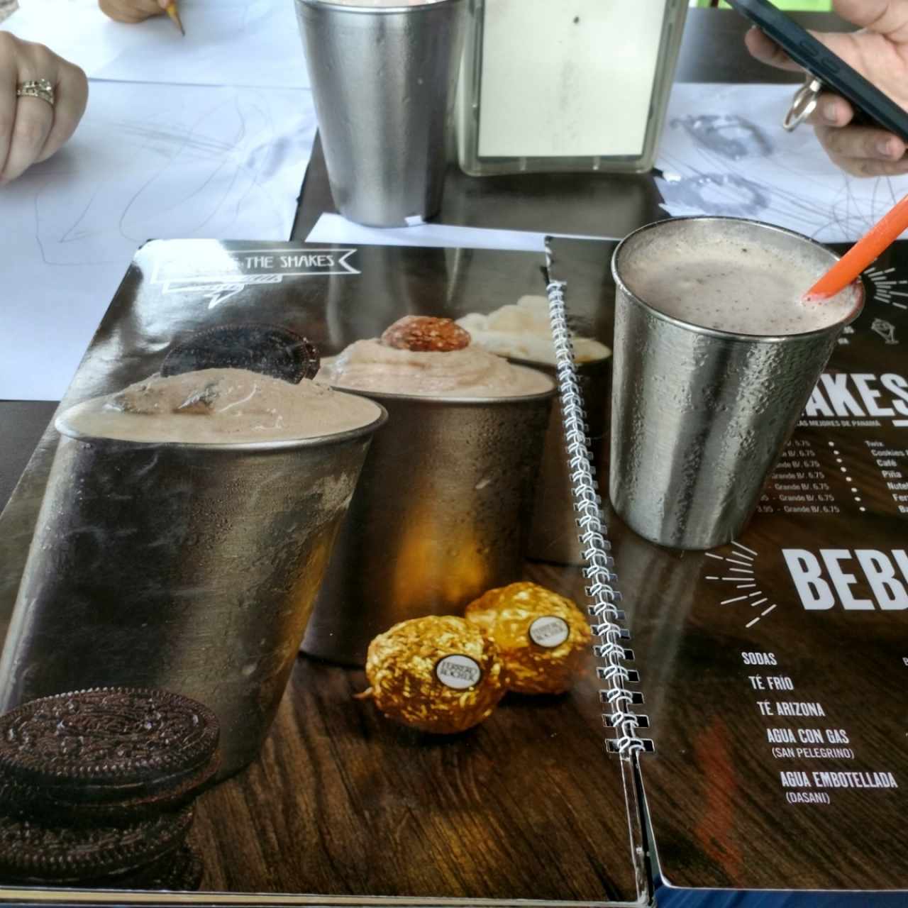 batido de cafe. suuper pequeño que robo a comparación a la foto del menú y piden 4 dolares por el