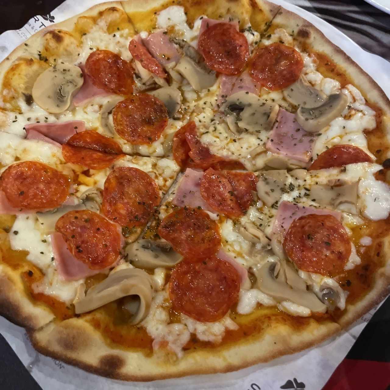 PIZZA C/JAMÓN Y HONGOS y pepperoni 