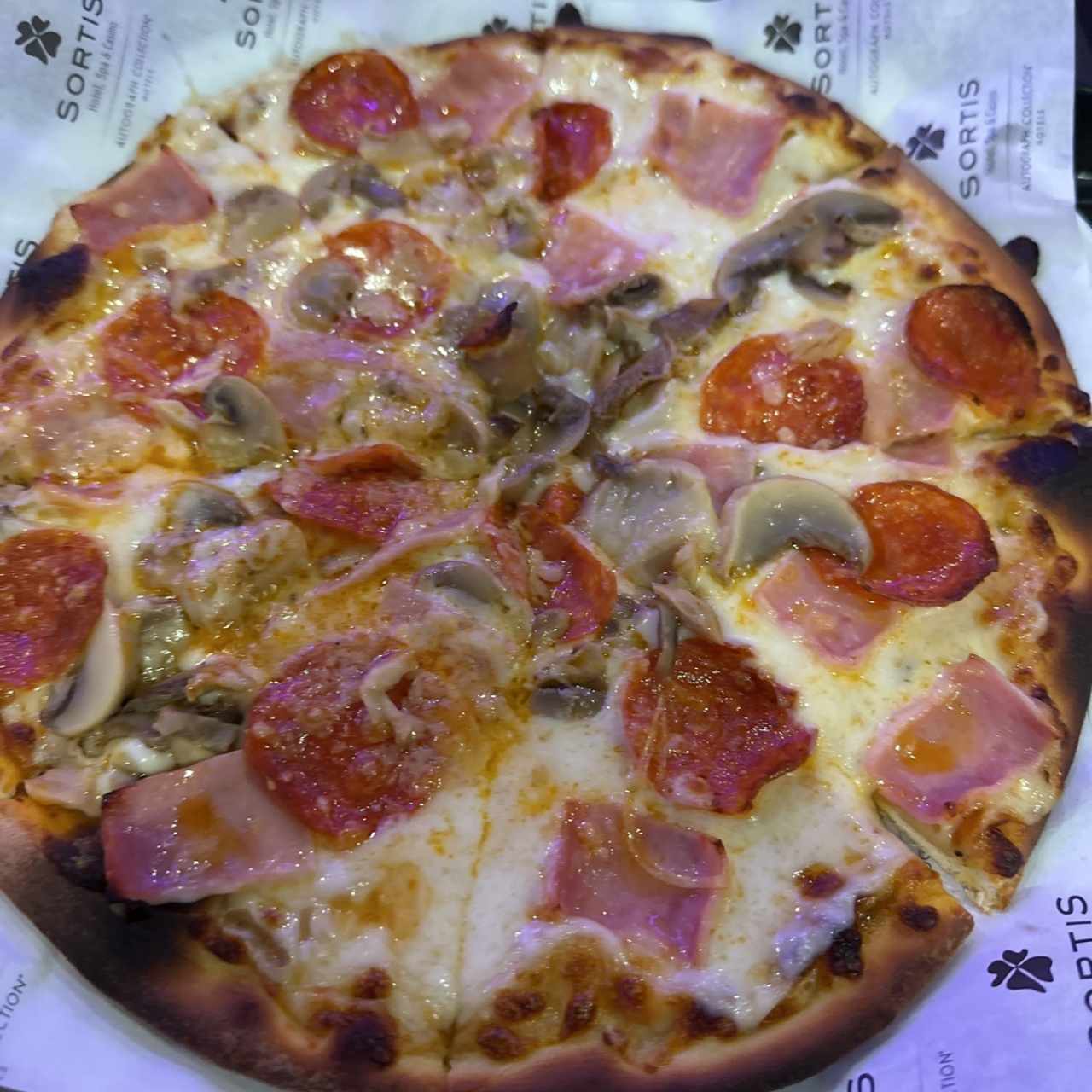 PIZZA C/JAMÓN Y HONGOS y peperroni adicional