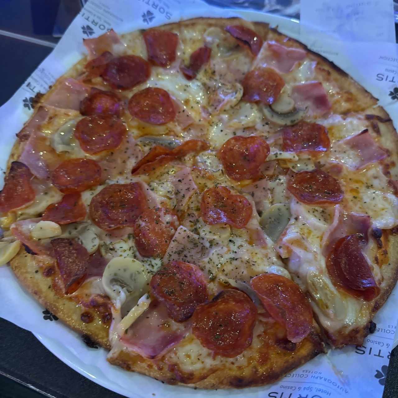 PIZZA C/JAMÓN Y HONGOS con peperoni adicional