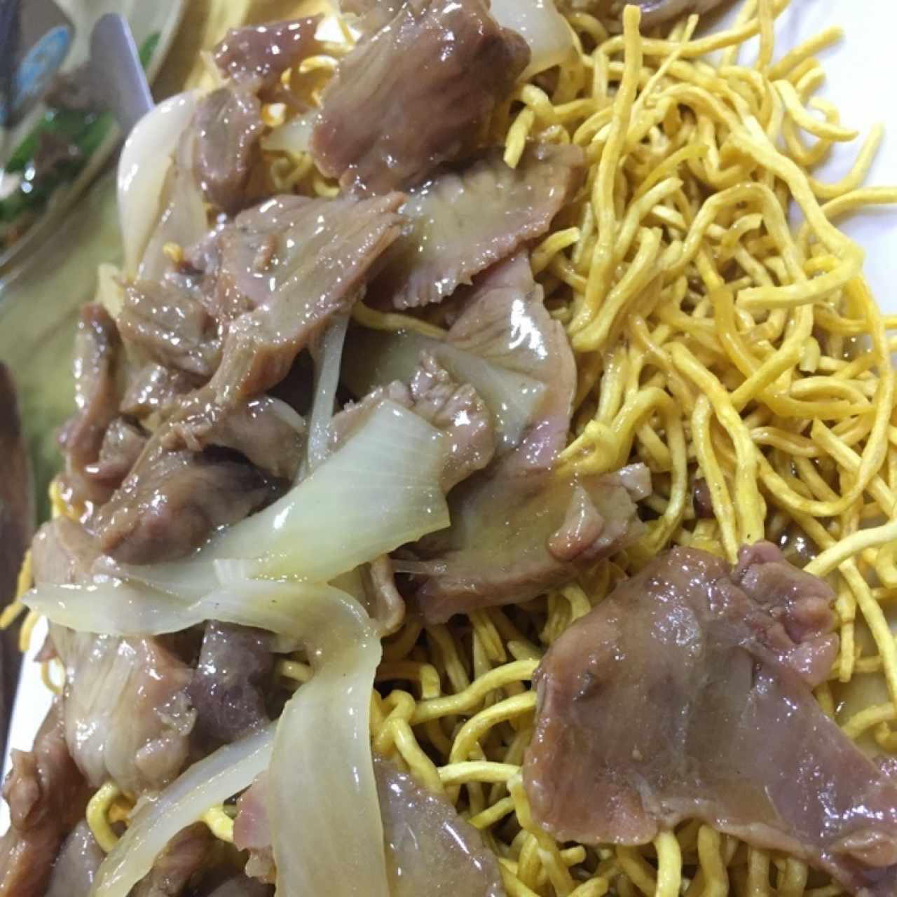 Chow mein de puerco asado con fideos fritos 