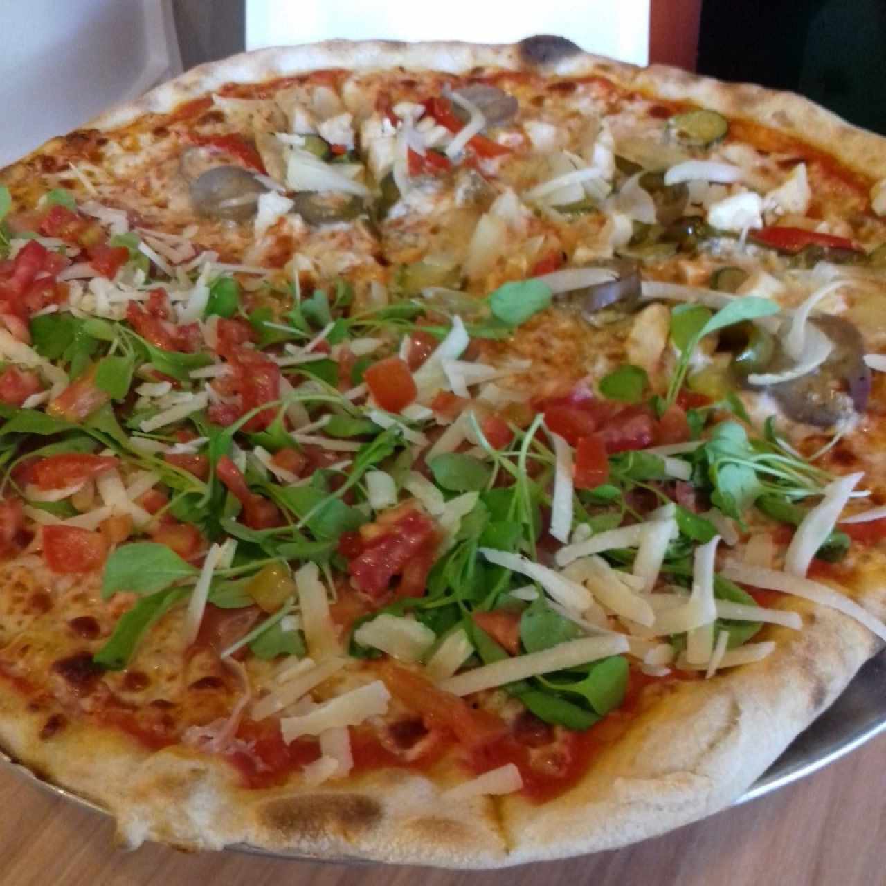 Pizza mitad Emilia y Vegetariana 
