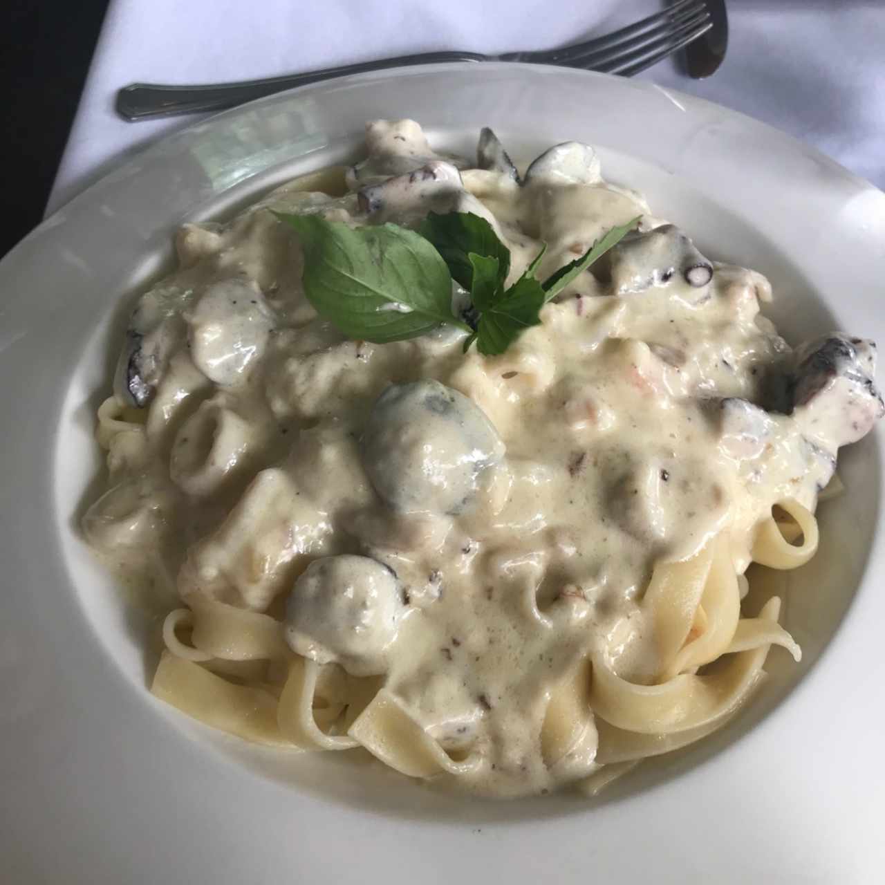 Fetuccini con mariscos en salsa blanca