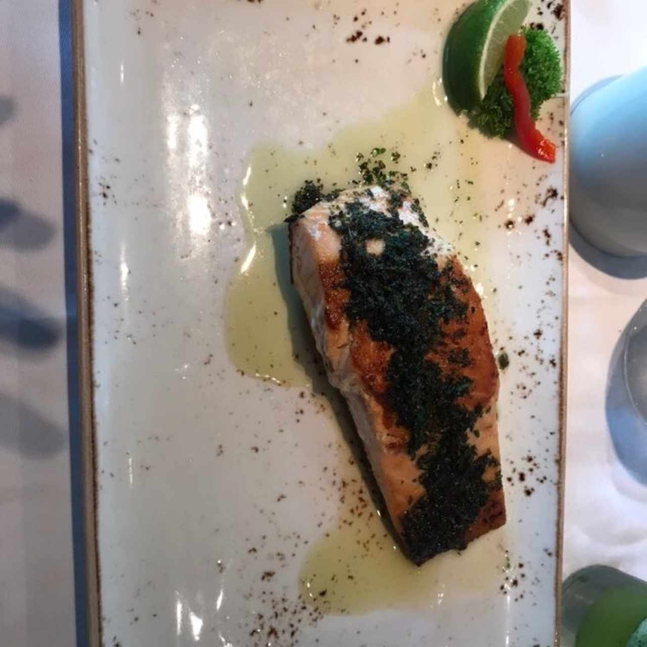 Salmón a la parrilla salteado con finas hierbas 