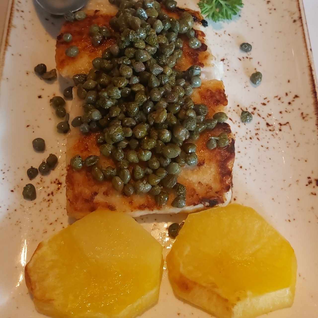 corvina con alcaparras