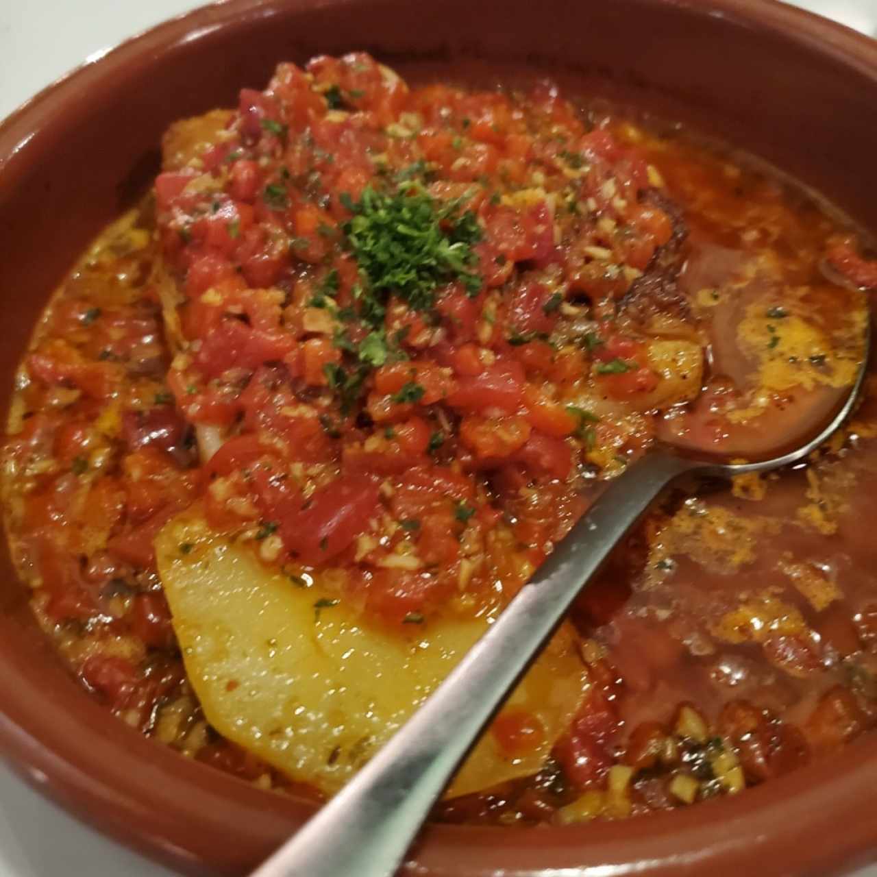 Corvina con Salsa de Tomate y Albahaca