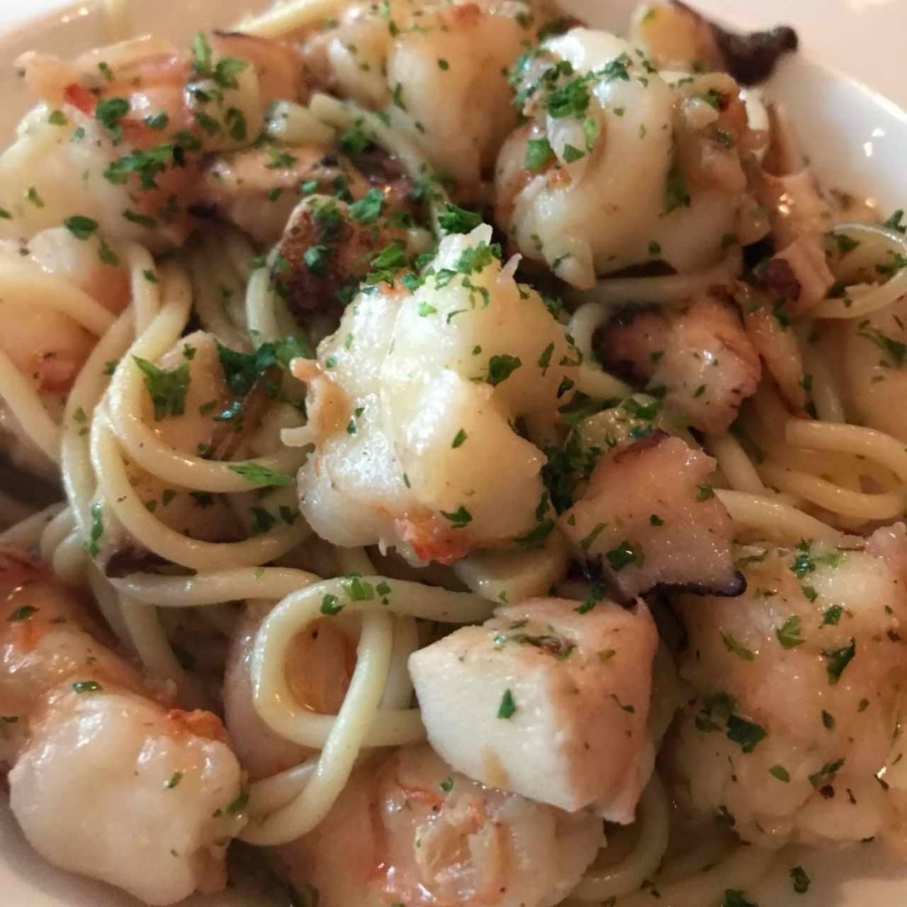 Pasta con Langostinos y Pulpo Al Oleo y Ajo