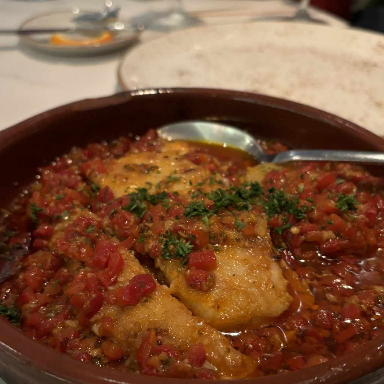 Corvina a la Vasca a la Bilbaína en Cazuela